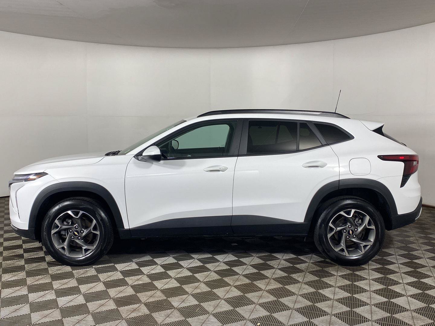 Used 2025 Chevrolet Trax LT w/ Driver Confidence Package FWD image 4