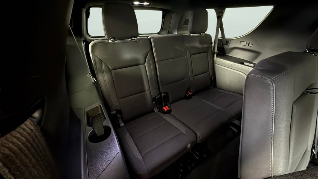 Used 2025 Chevrolet Suburban LS image 32