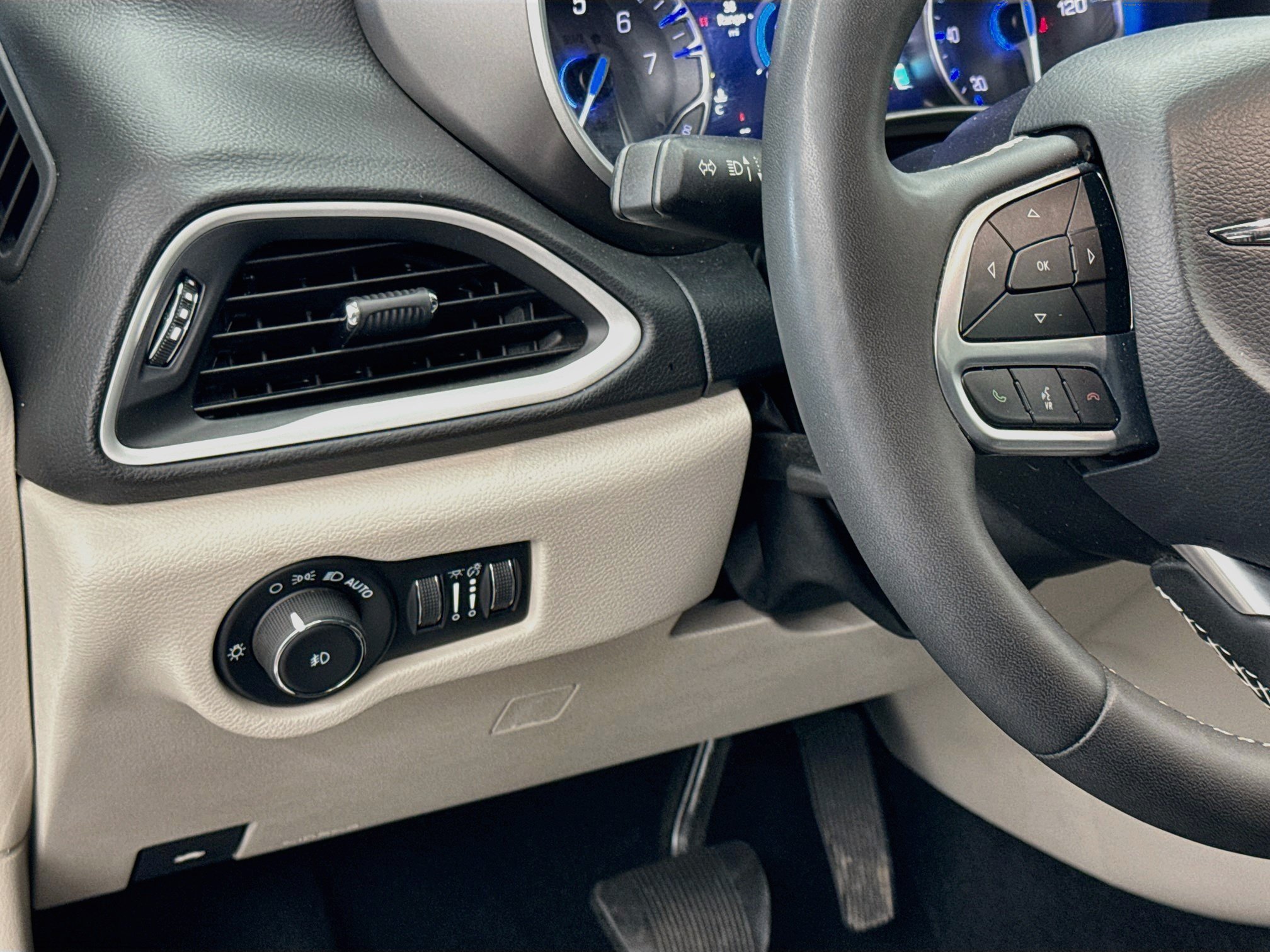 Used 2024 Chrysler Pacifica Touring-L FWD image 17