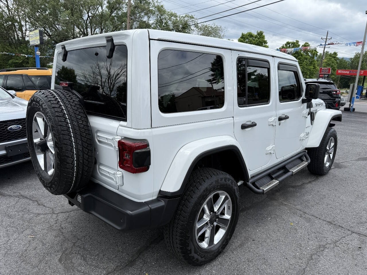 Used 2021 Jeep Wrangler Unlimited Sahara AWD/4WD image 6