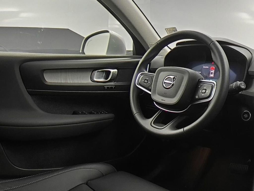 Used 2025 Volvo XC40 B5 Plus image 14