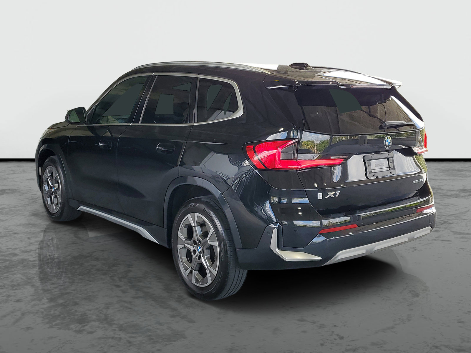 Used 2025 BMW X1 xDrive28i AWD/4WD image 3