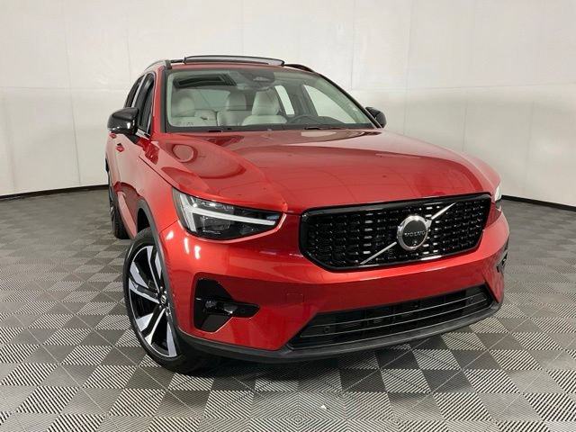 Certified 2025 Volvo XC40 B5 Ultra AWD/4WD image 8