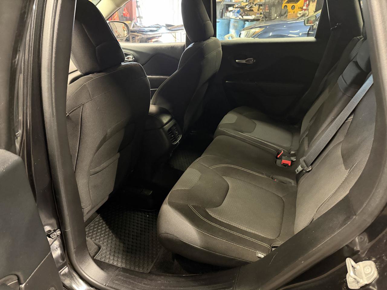 Used 2015 Jeep Cherokee Latitude w/ Cold Weather Group AWD/4WD image 12
