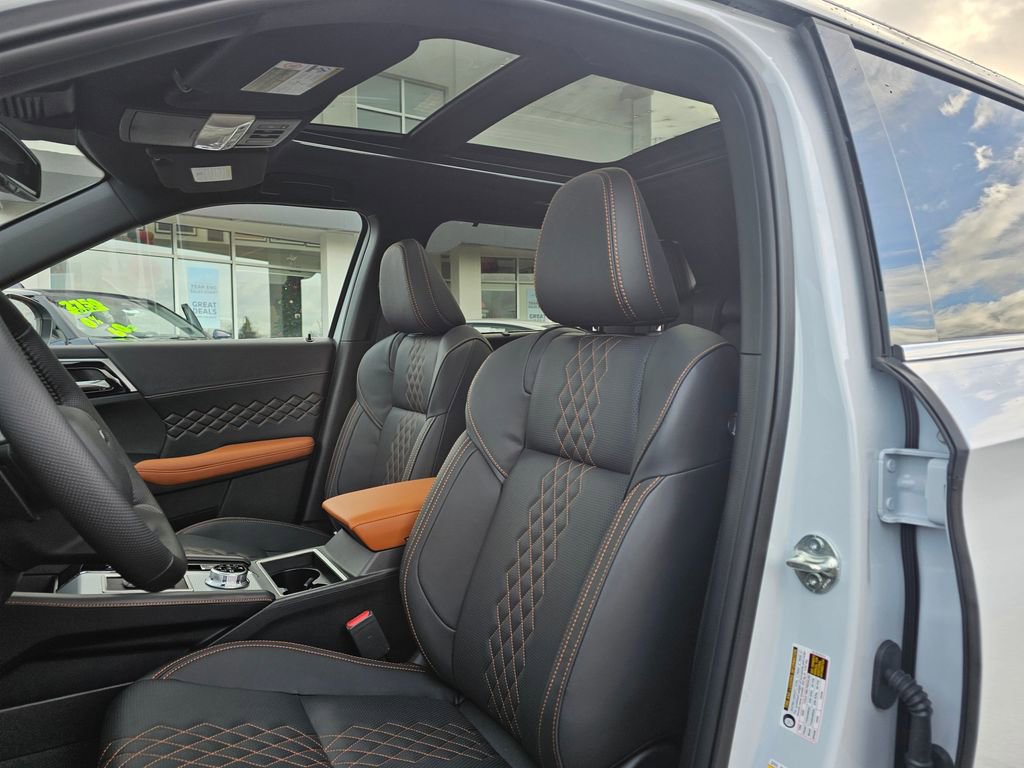 New 2025 Mitsubishi Outlander SEL image 16