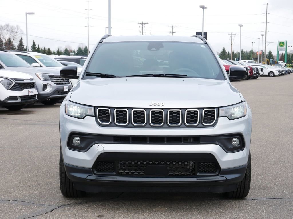 Used 2025 Jeep Compass Latitude AWD/4WD image 2