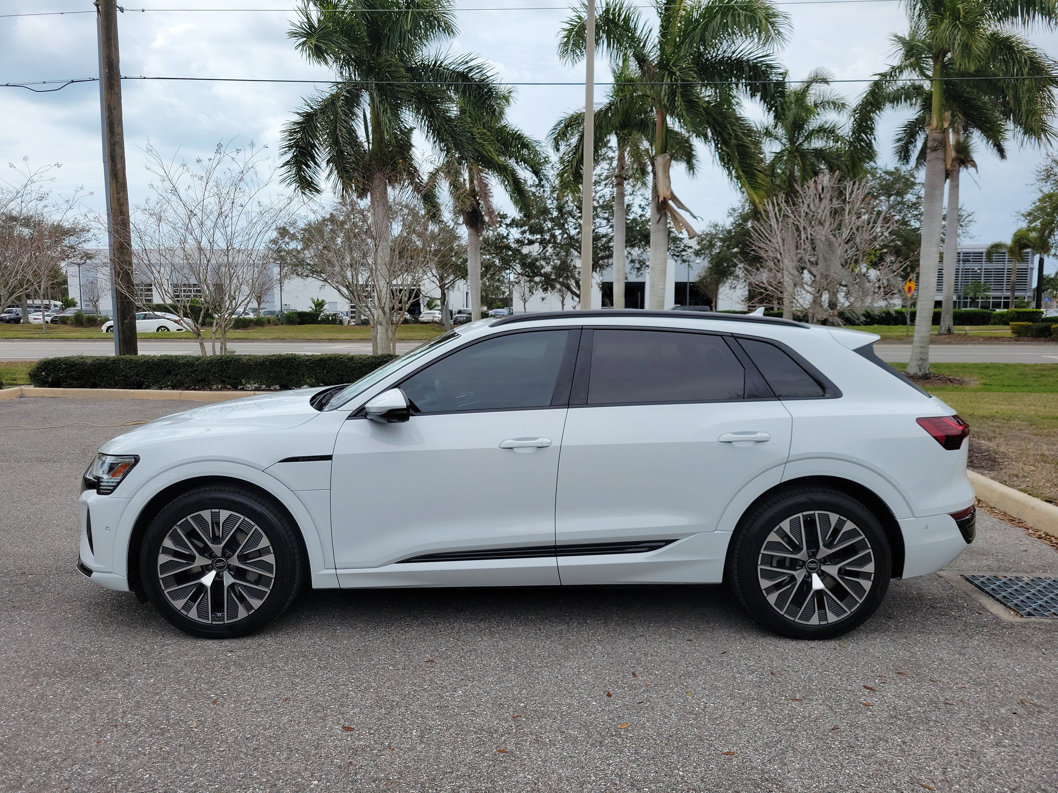 Used 2024 Audi Q8 e-tron Prestige w/ Prestige Package image 7