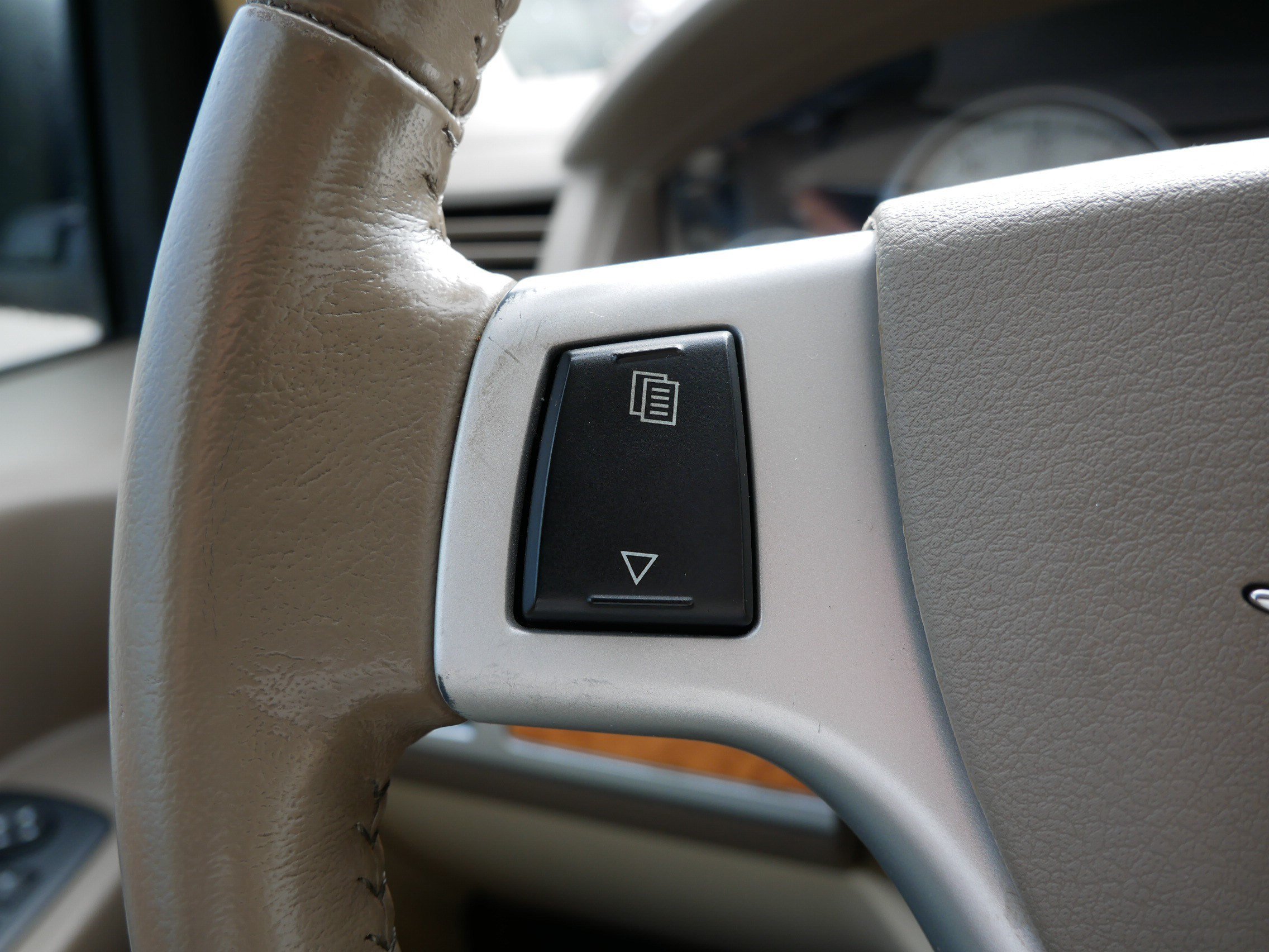 Used 2010 Chrysler Town & Country Limited FWD image 28