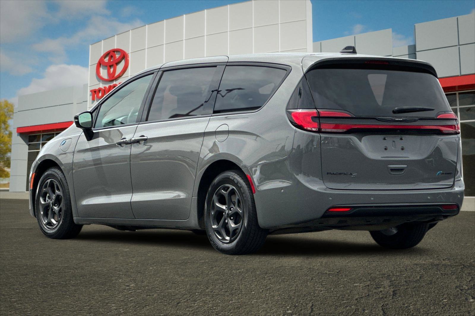 Used 2023 Chrysler Pacifica Limited w/ S Appearance Package FWD image 5