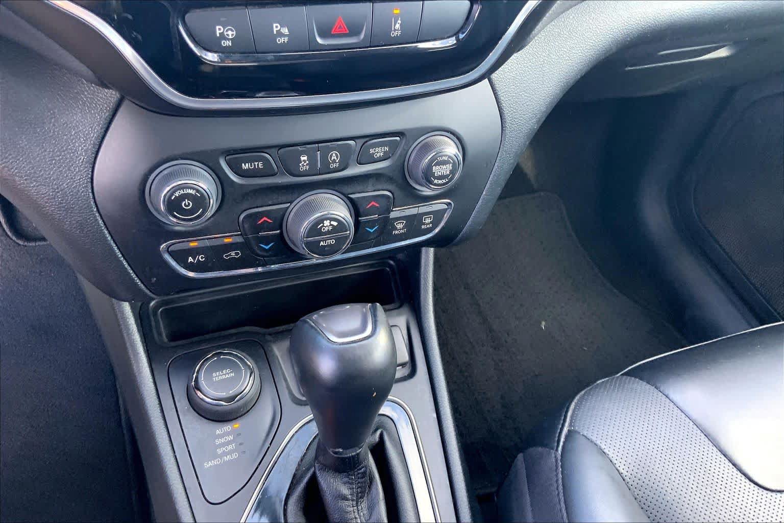 Used 2022 Jeep Cherokee Limited AWD/4WD image 35