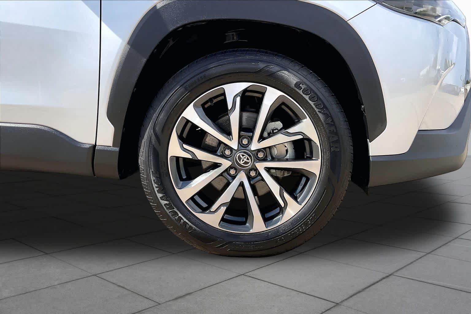 Used 2025 Toyota Corolla Cross XLE FWD image 10