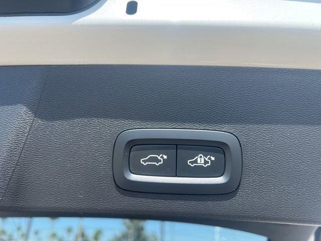 Used 2025 Volvo XC40 B5 Core w/ Climate Package image 26