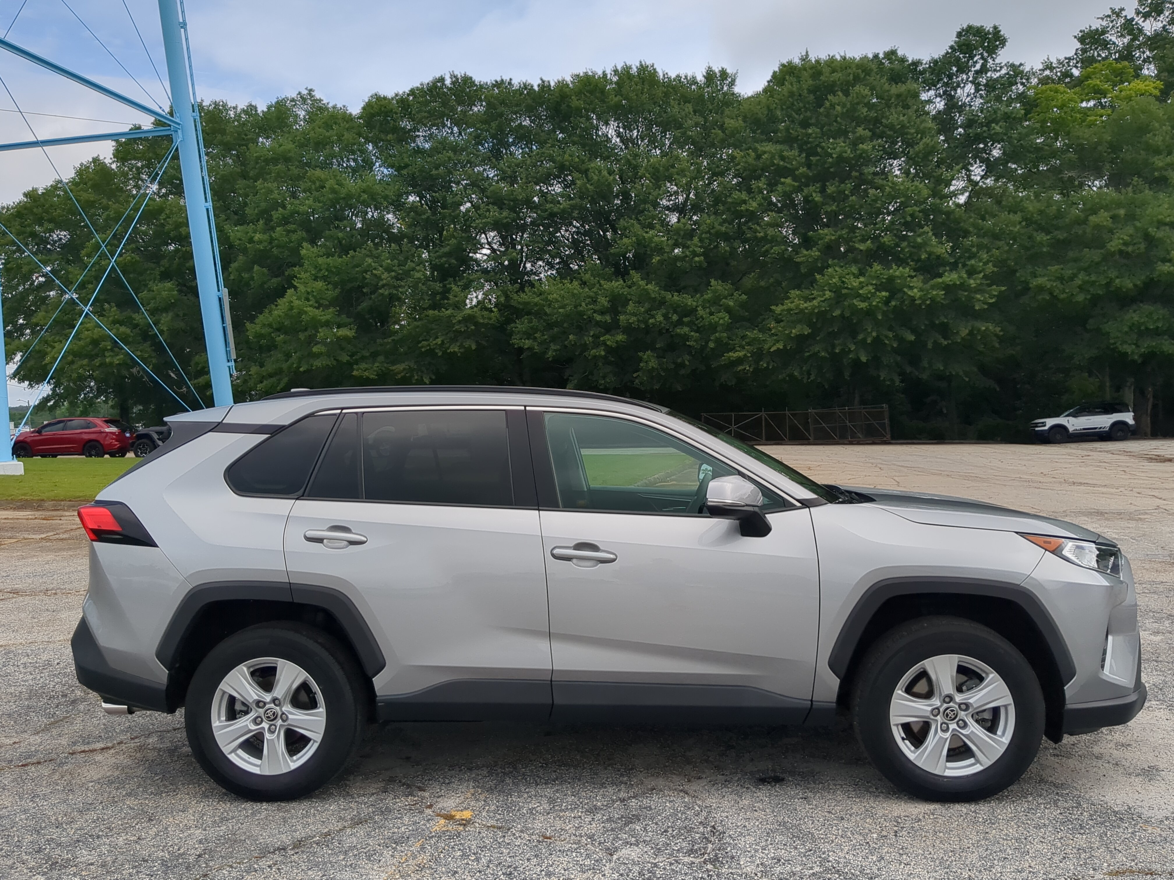 Used 2021 Toyota RAV4 XLE w/ Convenience Package FWD image 2