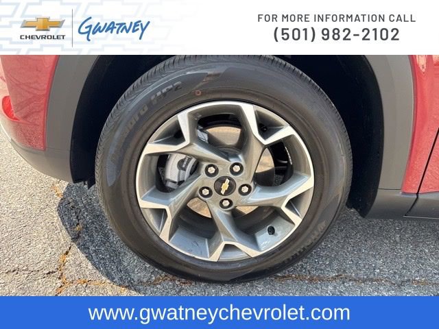 Used 2025 Chevrolet Trax LT w/ LT Convenience Package image 9