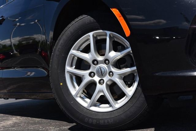 Used 2021 Chrysler Pacifica Touring-L FWD image 3