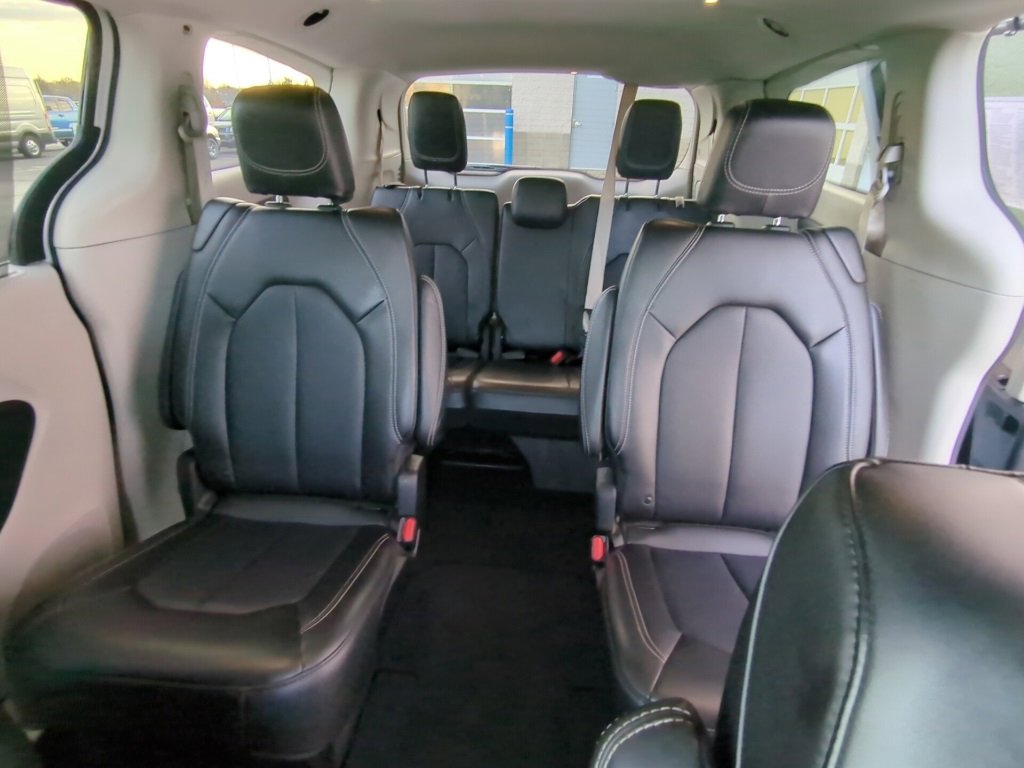 Used 2024 Chrysler Pacifica Touring-L image 14