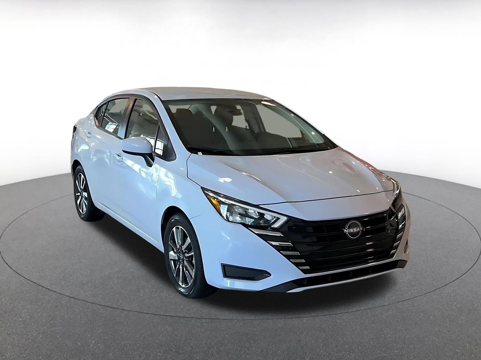 Used 2025 Nissan Versa SV image 3