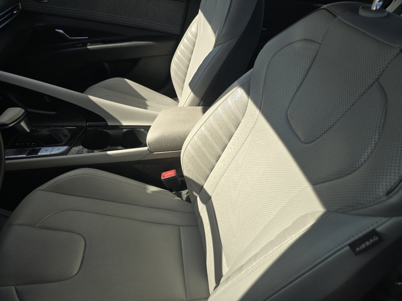 Used 2025 Hyundai Elantra Limited FWD image 13