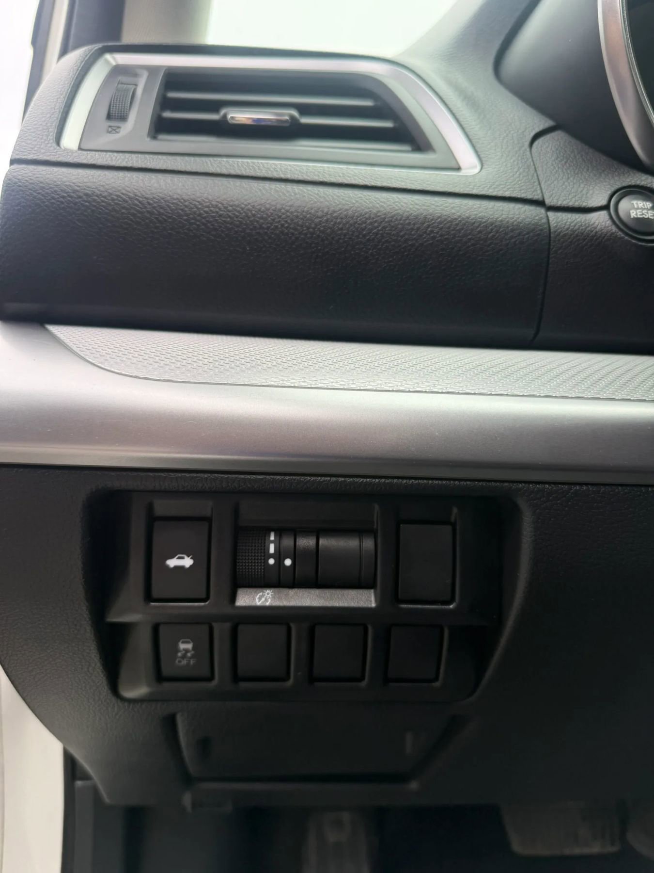Used 2015 Subaru Legacy 2.5i AWD/4WD image 28