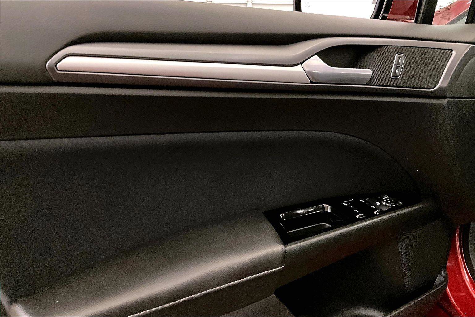 Used 2015 Ford Fusion SE image 23