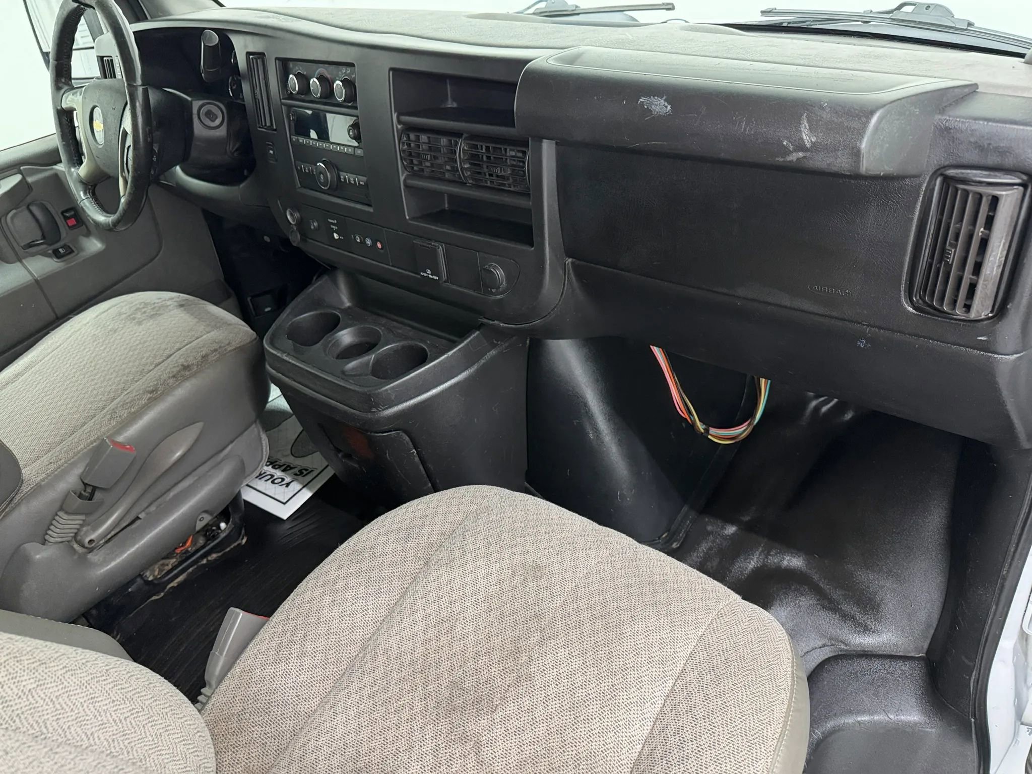 Used 2018 Chevrolet Express 3500 Extended w/ Driver Convenience Package RWD image 3
