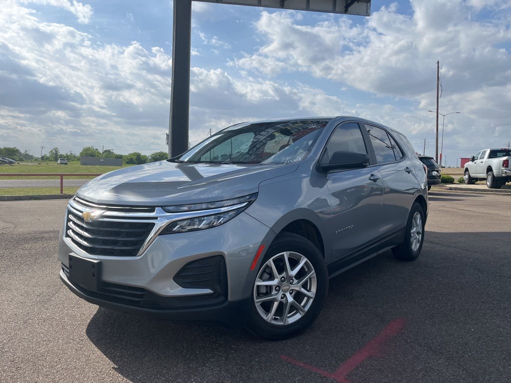 Used 2023 Chevrolet Equinox LS w/ LS Convenience Package FWD image 2