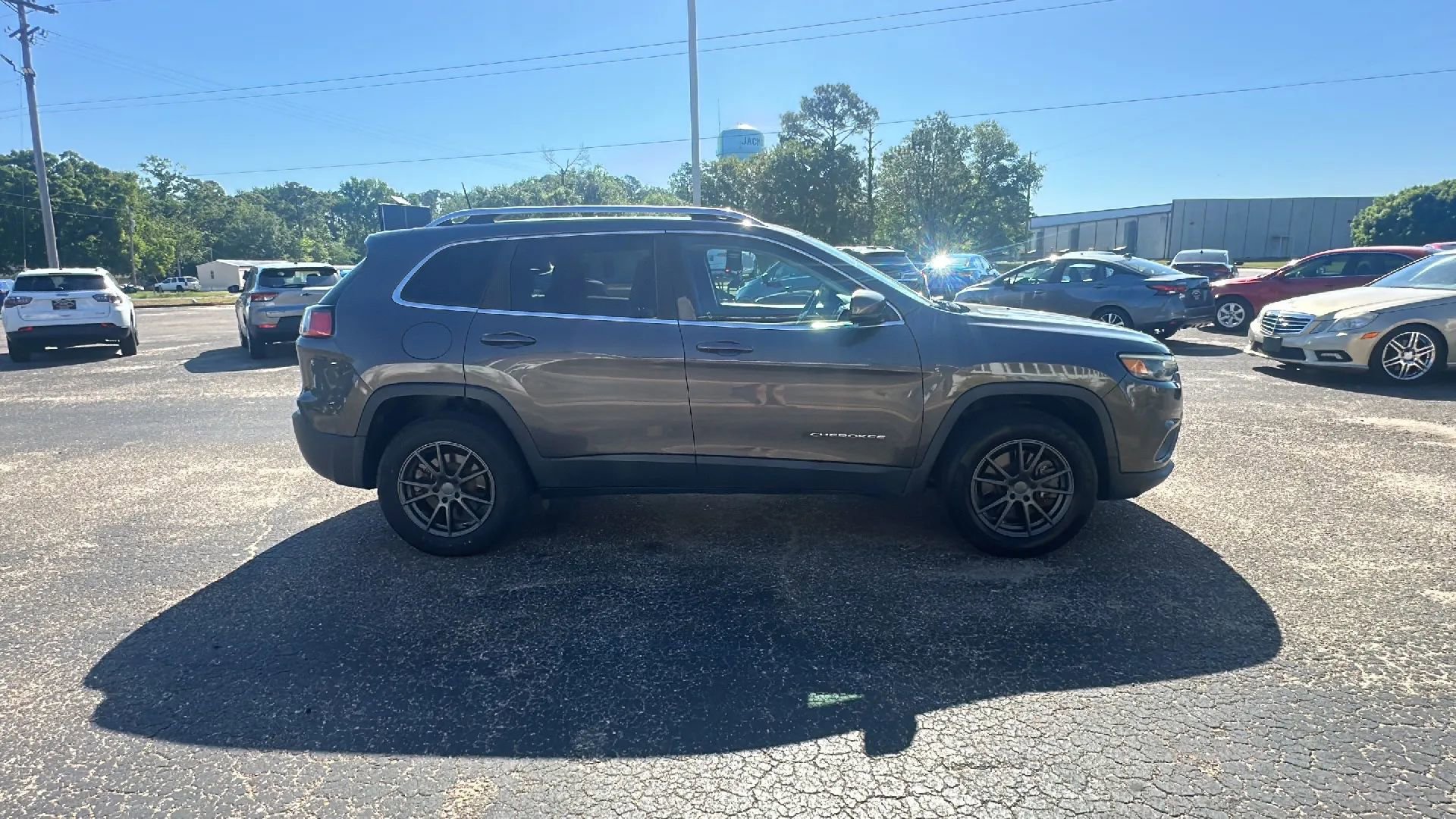 Used 2019 Jeep Cherokee Latitude Plus w/ Cold Weather Group AWD/4WD image 4