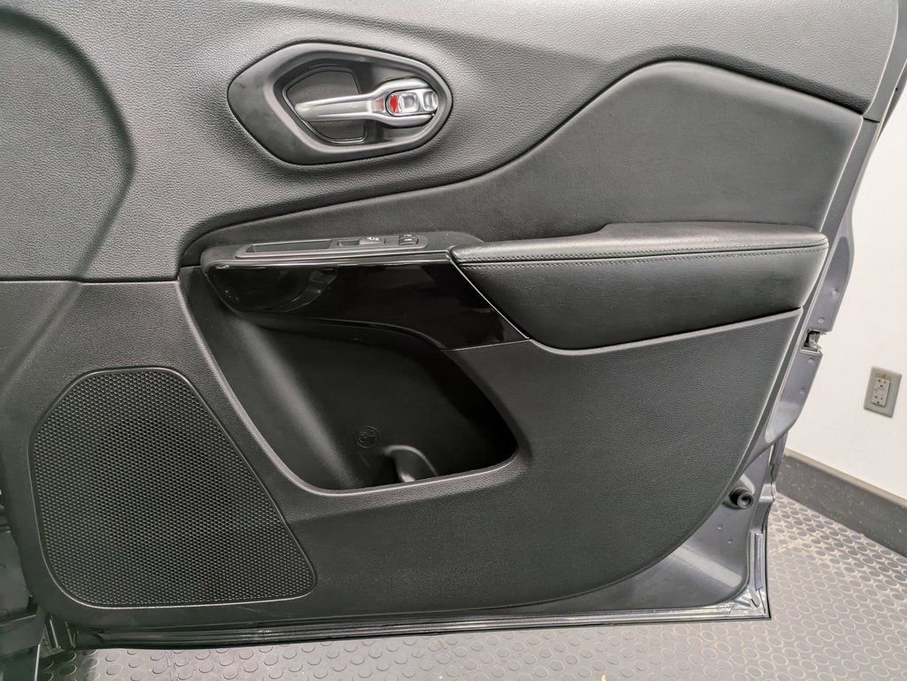 Used 2019 Jeep Cherokee Latitude Plus image 28