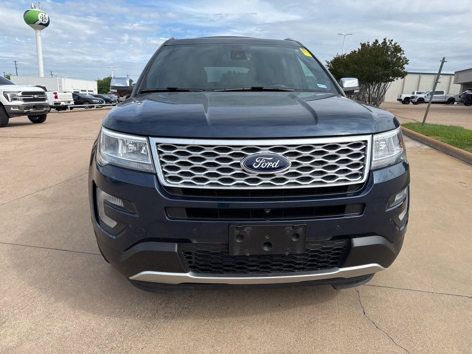 Used 2017 Ford Explorer Platinum image 2