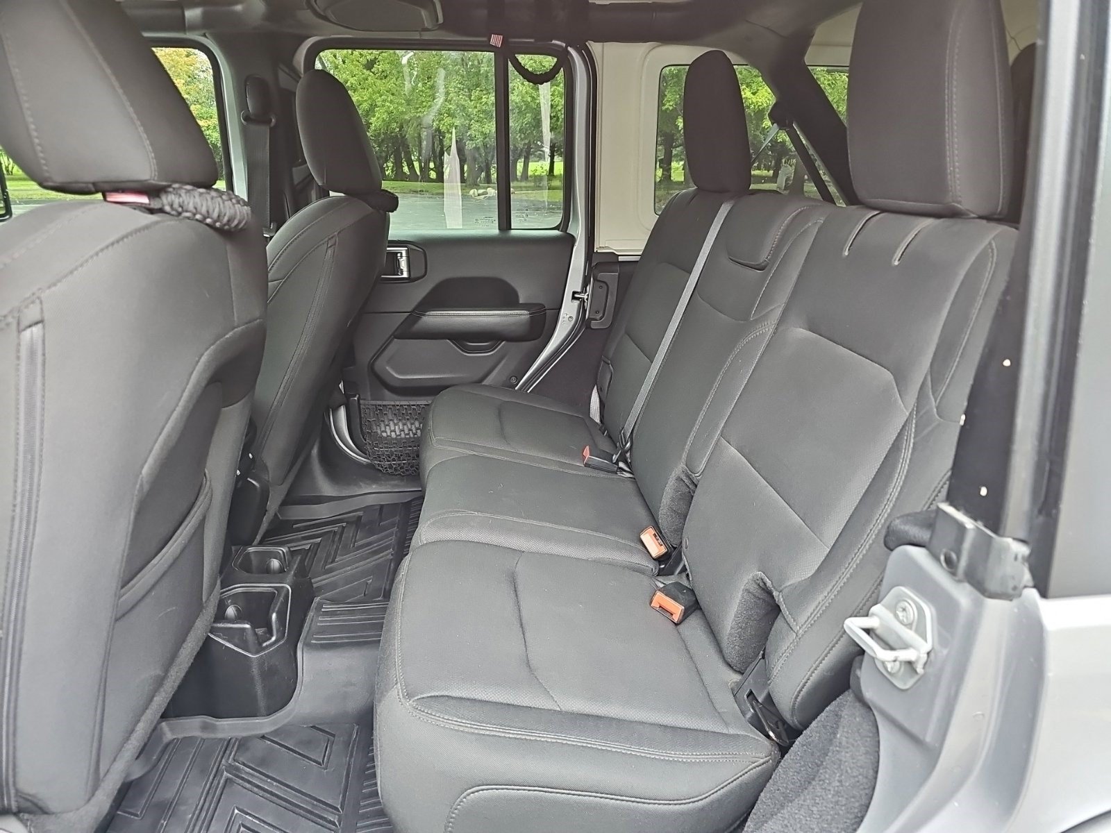 Used 2018 Jeep Wrangler Unlimited Sahara w/ Cold Weather Group AWD/4WD image 17