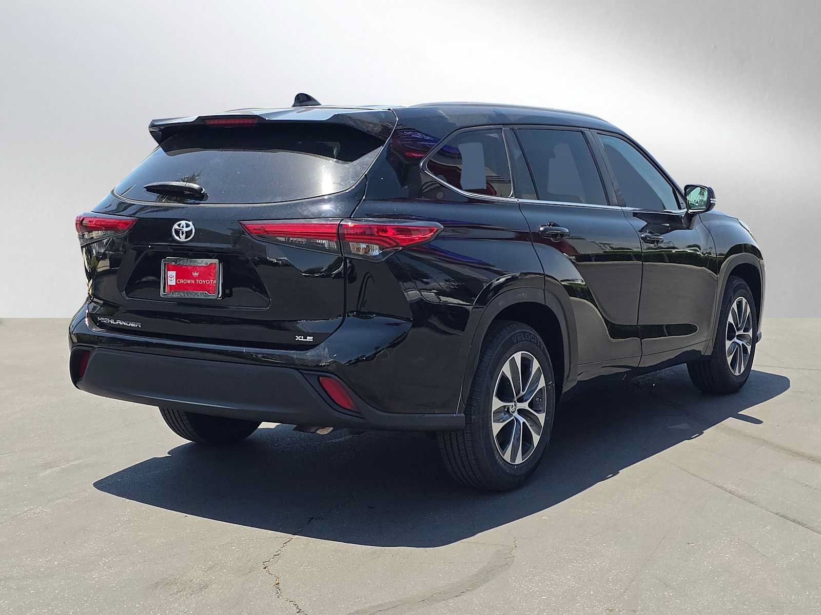 Used 2023 Toyota Highlander XLE FWD image 3