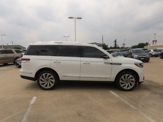 Certified 2024 Lincoln Navigator Premiere AWD/4WD image 8