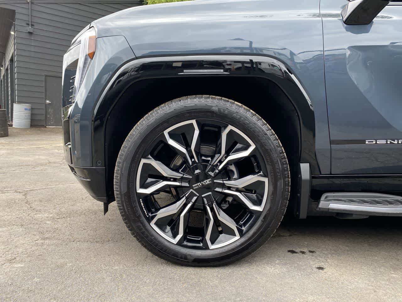 Used 2025 GMC Sierra EV Denali AWD/4WD image 11