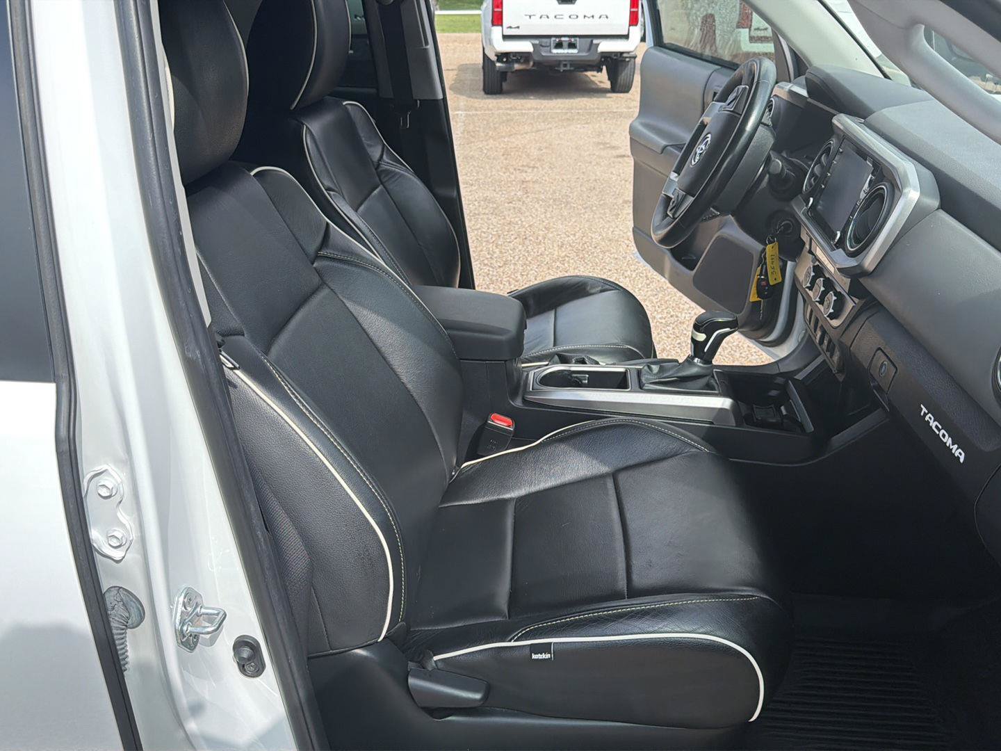 Used 2022 Toyota Tacoma SR5 RWD image 16
