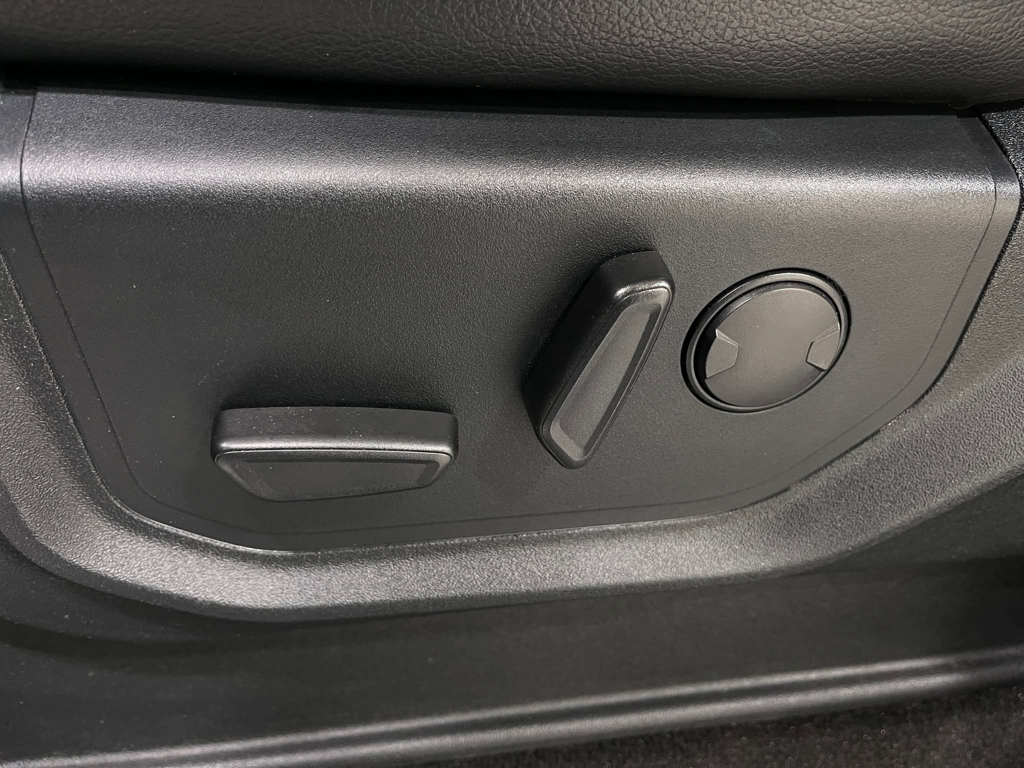 Used 2019 Ford F150 Lariat w/ Equipment Group 502A Luxury AWD/4WD image 17