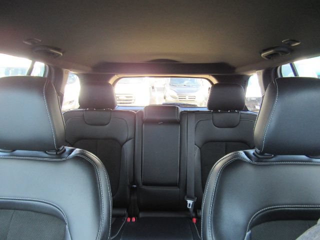Used 2025 Jeep Grand Cherokee Altitude AWD/4WD image 35