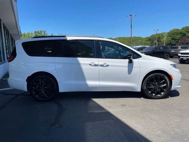 Used 2025 Chrysler Pacifica Limited AWD/4WD image 4
