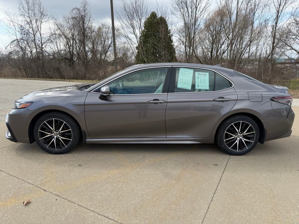 Used 2022 Toyota Camry SE image 2
