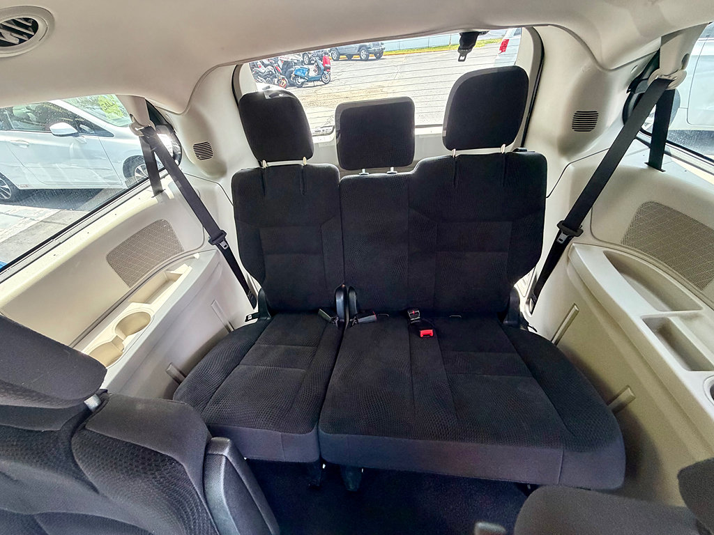 Used 2019 Dodge Grand Caravan SE w/ UConnect Hands-Free Group FWD image 12