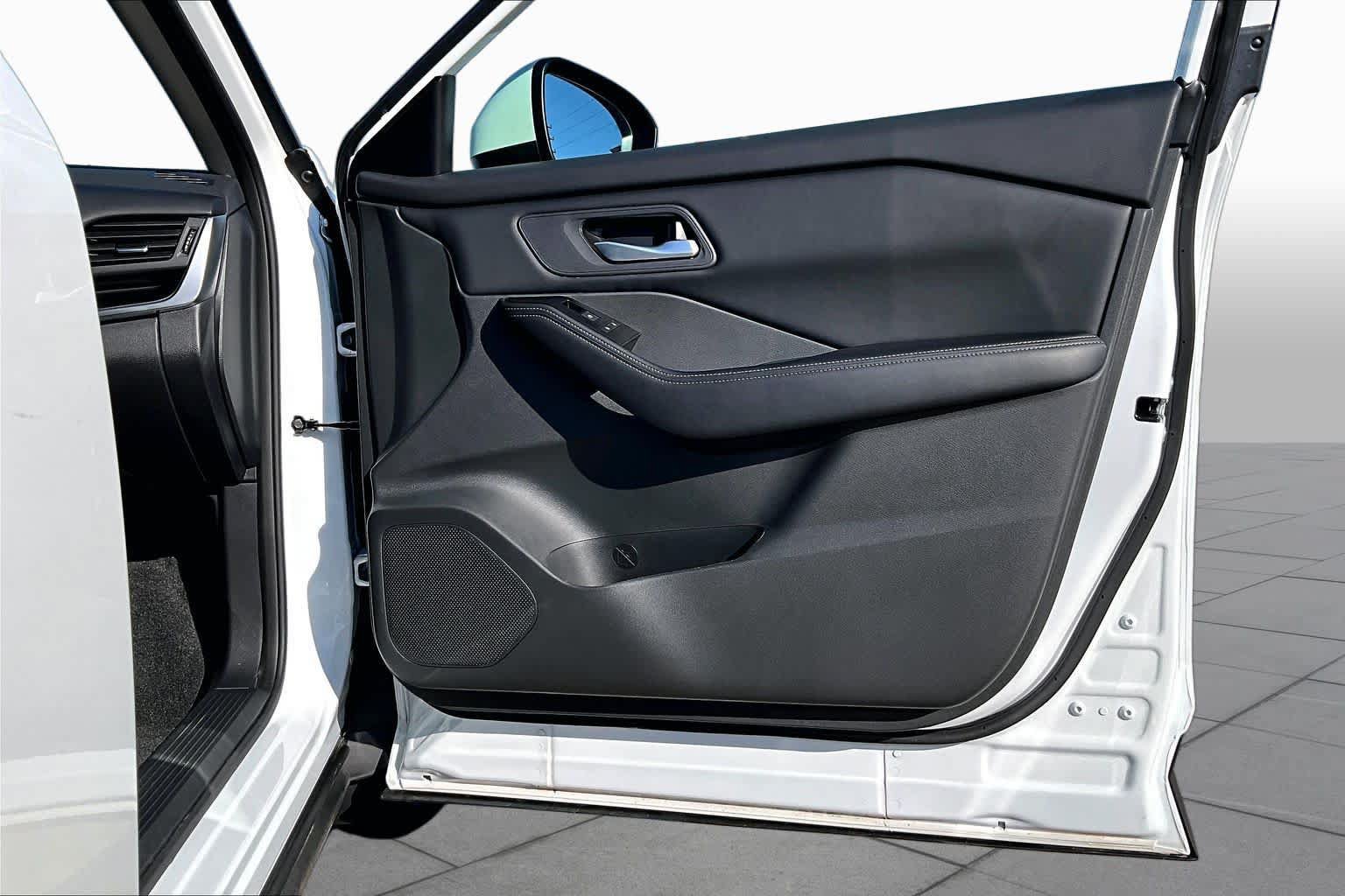 Certified 2026 Nissan Rogue SV FWD image 23