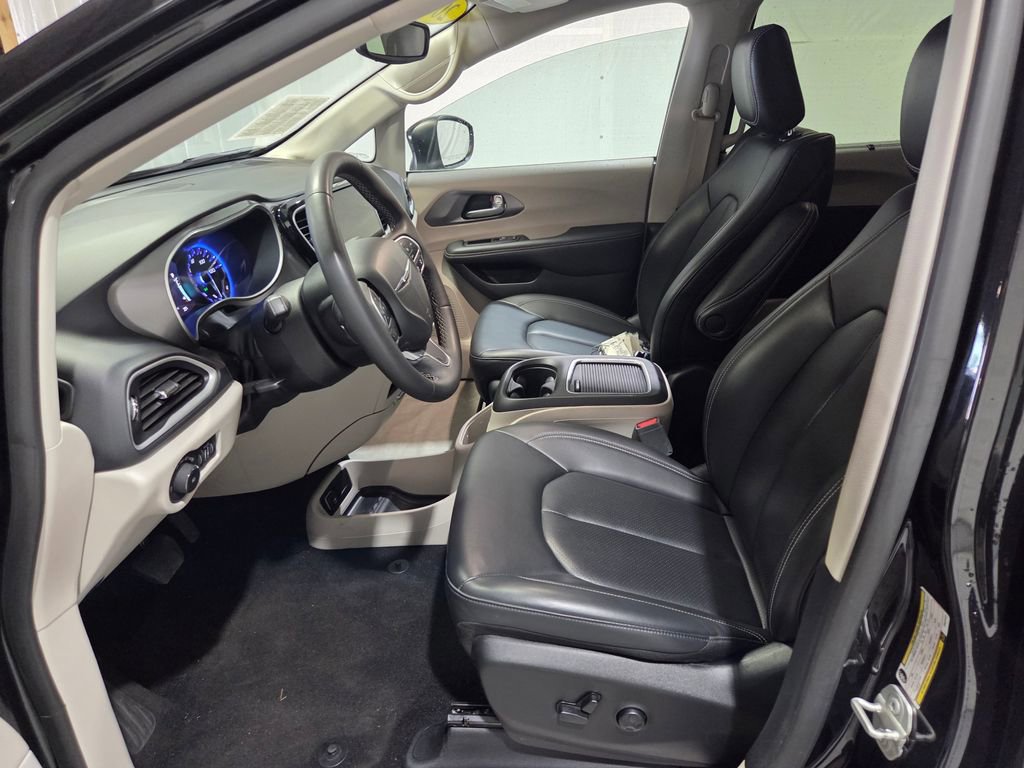 Used 2023 Chrysler Pacifica Touring-L image 11