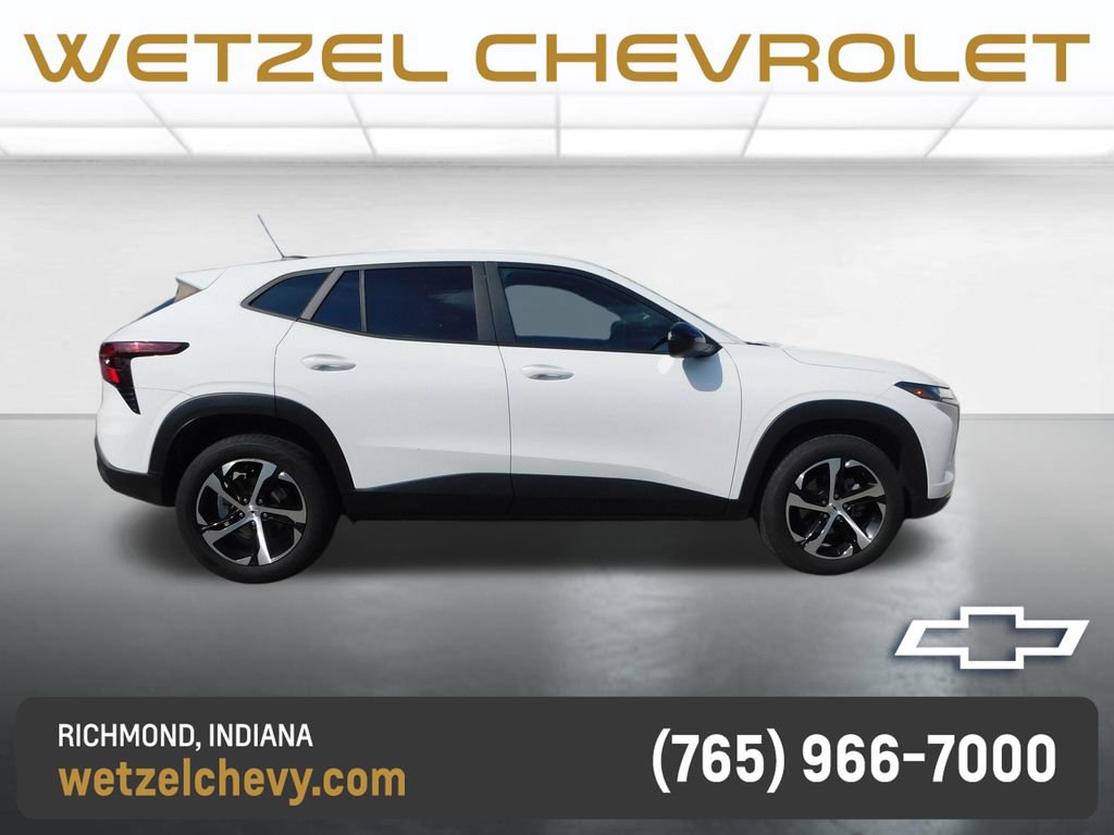 Used 2024 Chevrolet Trax RS FWD image 2