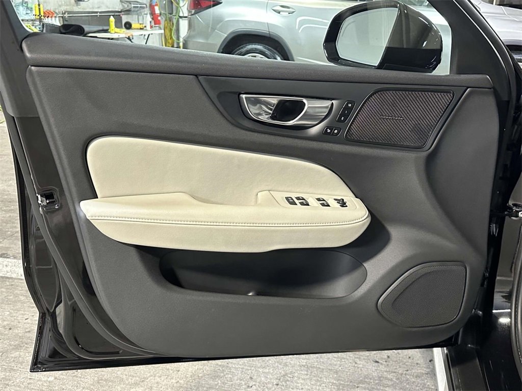Used 2024 Volvo V60 B5 Cross Country Ultimate image 11