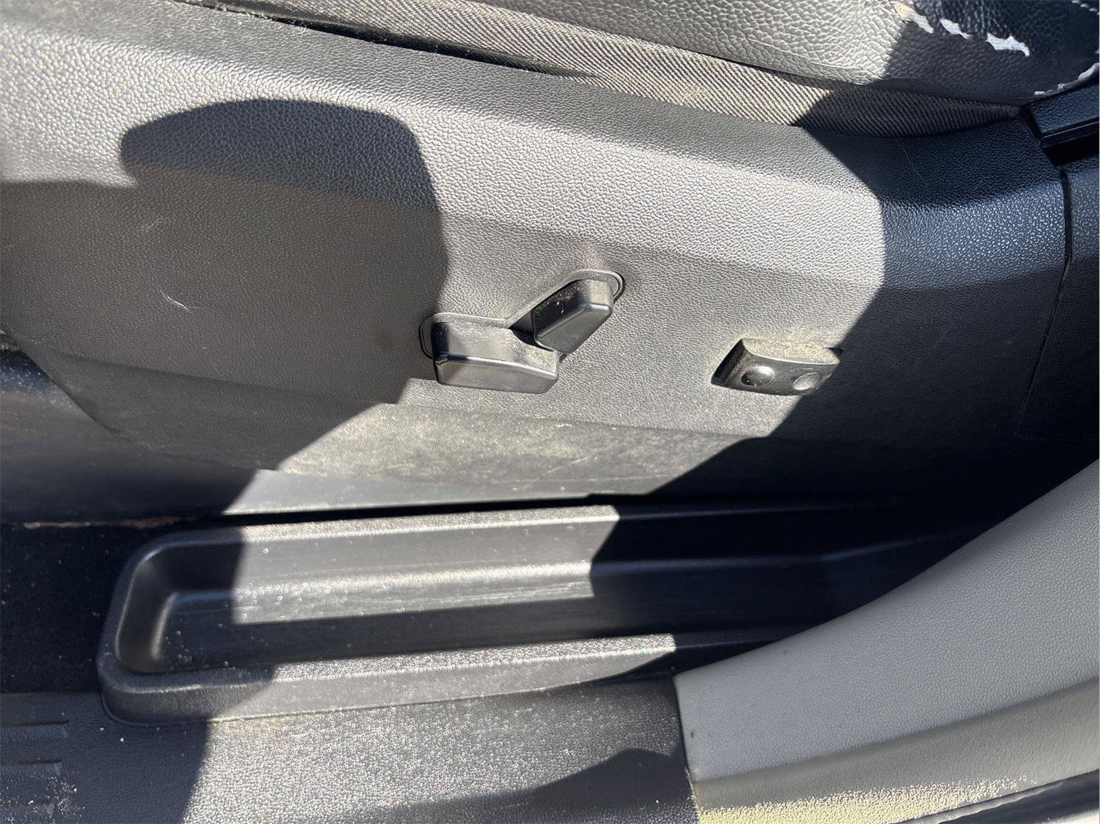 Used 2015 Chrysler Town & Country Touring FWD image 17