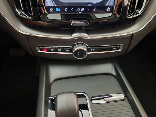 Used 2025 Volvo XC60 B5 Core image 18