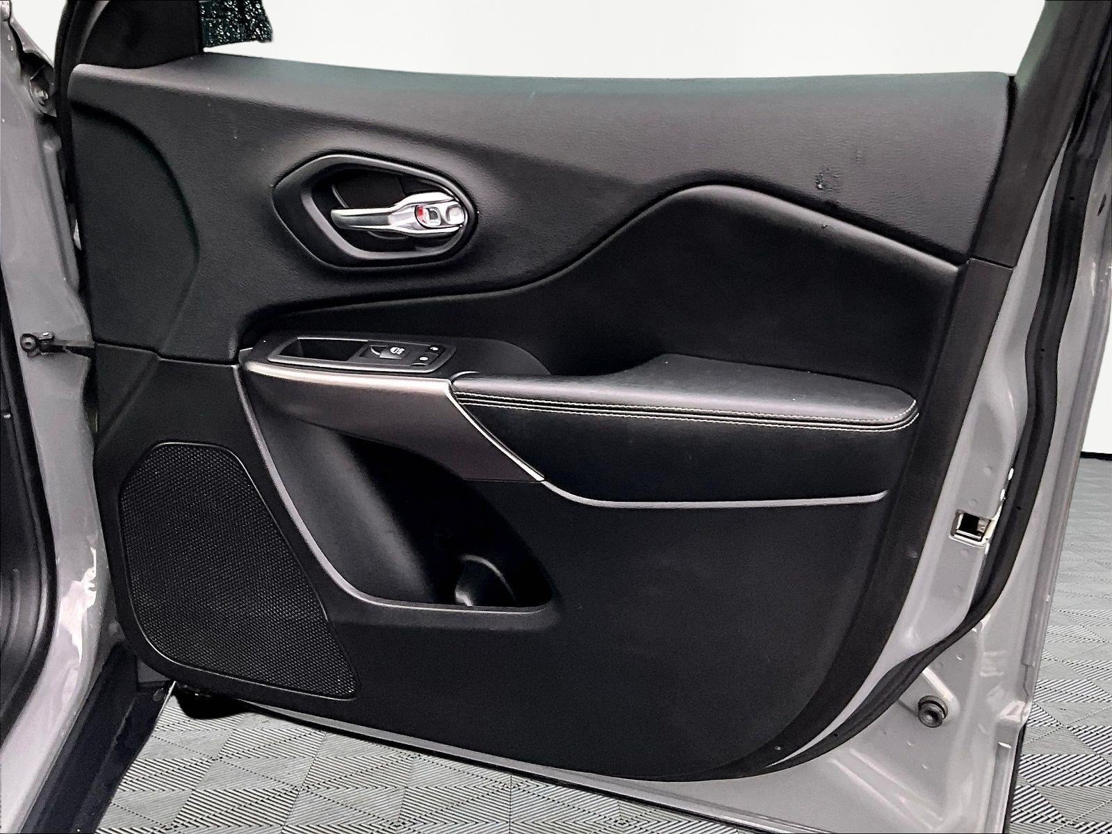 Used 2019 Jeep Cherokee Limited AWD/4WD image 28