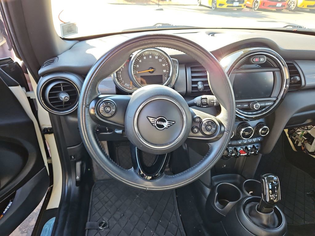 Used 2021 MINI Cooper 2-Door Hardtop image 8