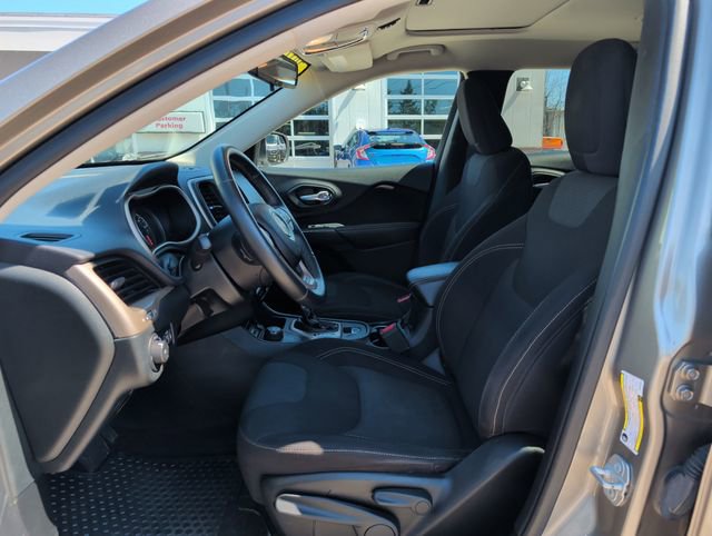 Used 2016 Jeep Cherokee Latitude w/ Cold Weather Group AWD/4WD image 16