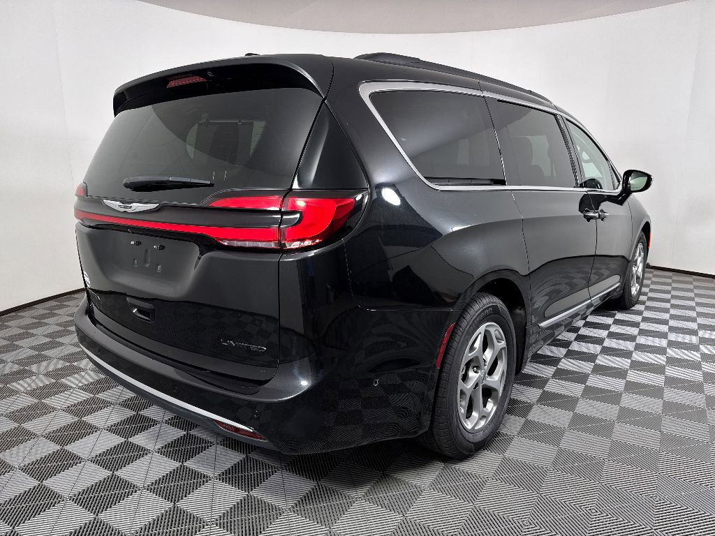 Used 2023 Chrysler Pacifica Limited FWD image 19