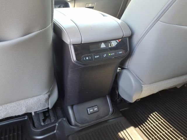 Used 2023 Toyota Highlander XLE AWD/4WD image 10